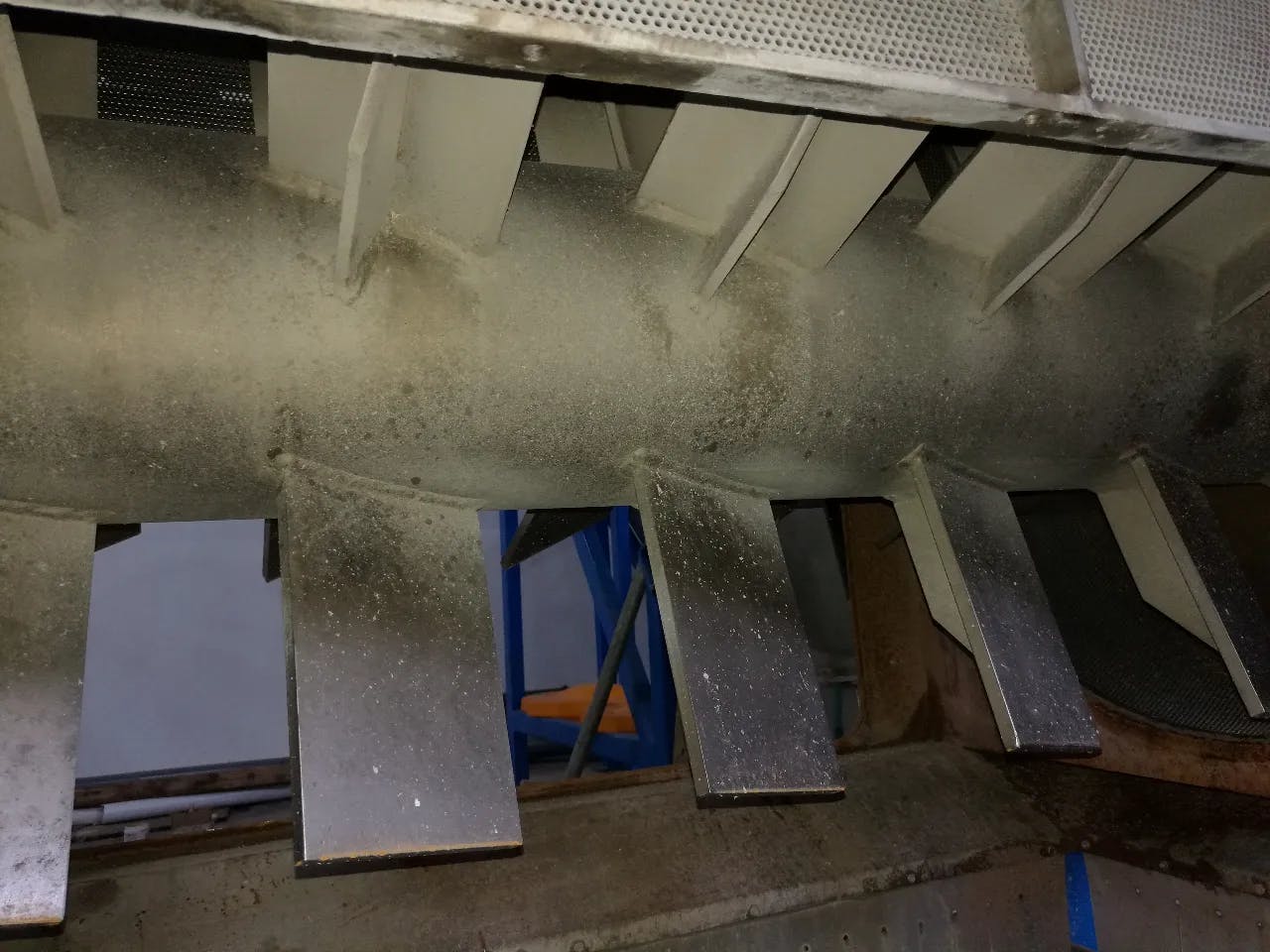 A centrifugális víztelenítő gép rotoregysége, amelyen láthatók a lapátok.